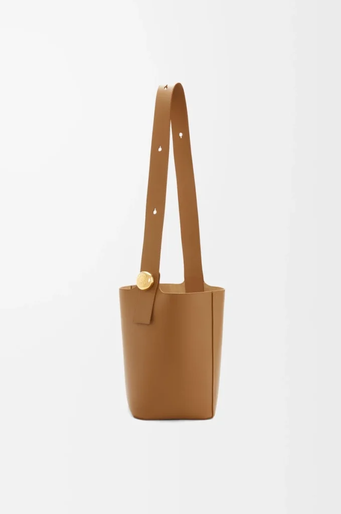 Mittlere Pebble-Beuteltasche aus glattem Kalbsleder Oak