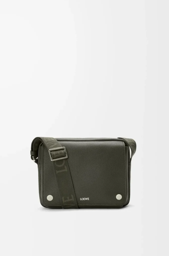 Mittlere Pebble Messenger Bag aus geschmeidigem genarbtem Kalbsleder in Dunkelkhaki