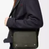 Mittlere Pebble Messenger Bag aus geschmeidigem genarbtem Kalbsleder in Dunkelkhaki