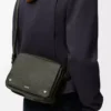Mittlere Pebble Messenger Bag aus geschmeidigem genarbtem Kalbsleder in Dunkelkhaki