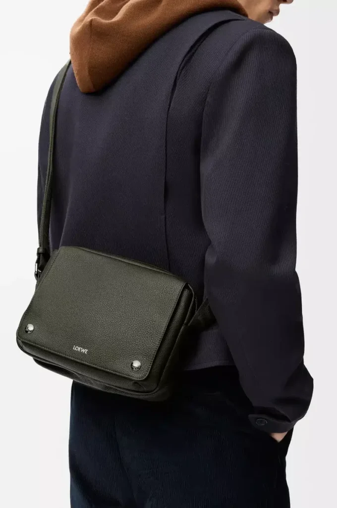 Mittlere Pebble Messenger Bag aus geschmeidigem genarbtem Kalbsleder in Dunkelkhaki