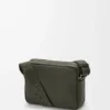 Mittlere Pebble Messenger Bag aus geschmeidigem genarbtem Kalbsleder in Dunkelkhaki