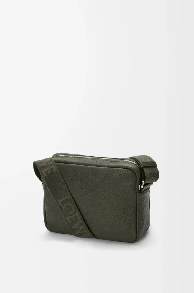 Mittlere Pebble Messenger Bag aus geschmeidigem genarbtem Kalbsleder in Dunkelkhaki