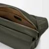 Mittlere Pebble Messenger Bag aus geschmeidigem genarbtem Kalbsleder in Dunkelkhaki