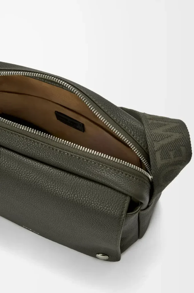 Mittlere Pebble Messenger Bag aus geschmeidigem genarbtem Kalbsleder in Dunkelkhaki
