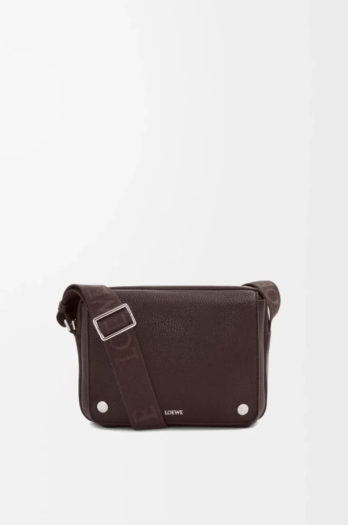 Mittlere Pebble Messenger Bag aus geschmeidigem genarbtem Kalbsleder in Oxblood
