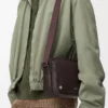 Mittlere Pebble Messenger Bag aus geschmeidigem genarbtem Kalbsleder in Oxblood