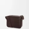 Mittlere Pebble Messenger Bag aus geschmeidigem genarbtem Kalbsleder in Oxblood