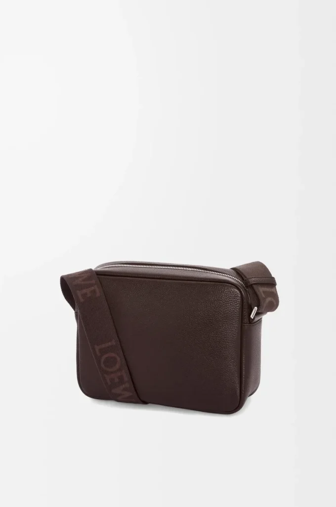 Mittlere Pebble Messenger Bag aus geschmeidigem genarbtem Kalbsleder in Oxblood