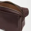 Mittlere Pebble Messenger Bag aus geschmeidigem genarbtem Kalbsleder in Oxblood