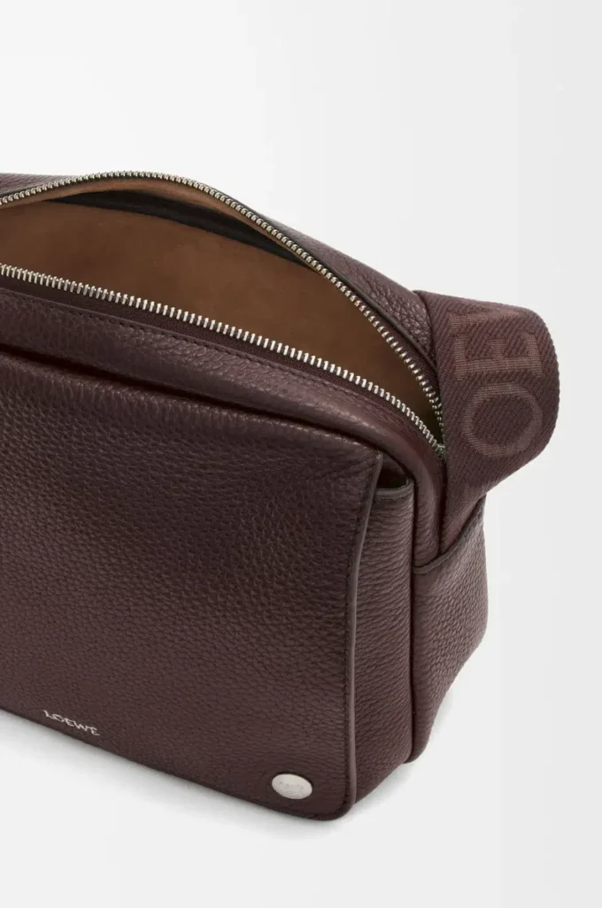Mittlere Pebble Messenger Bag aus geschmeidigem genarbtem Kalbsleder in Oxblood