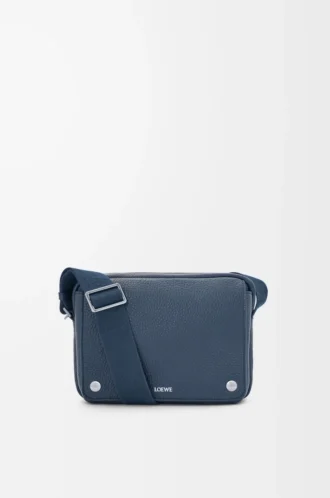Mittlere Pebble Messenger Bag aus geschmeidigem genarbtem Kalbsleder Indigo Dye