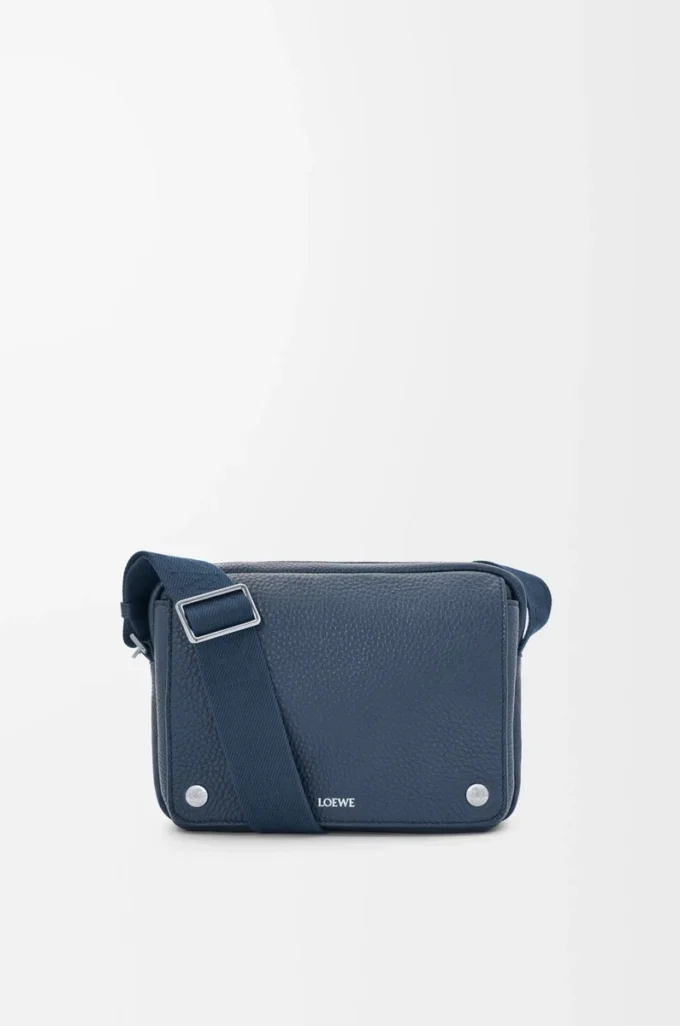 Mittlere Pebble Messenger Bag aus geschmeidigem genarbtem Kalbsleder Indigo Dye