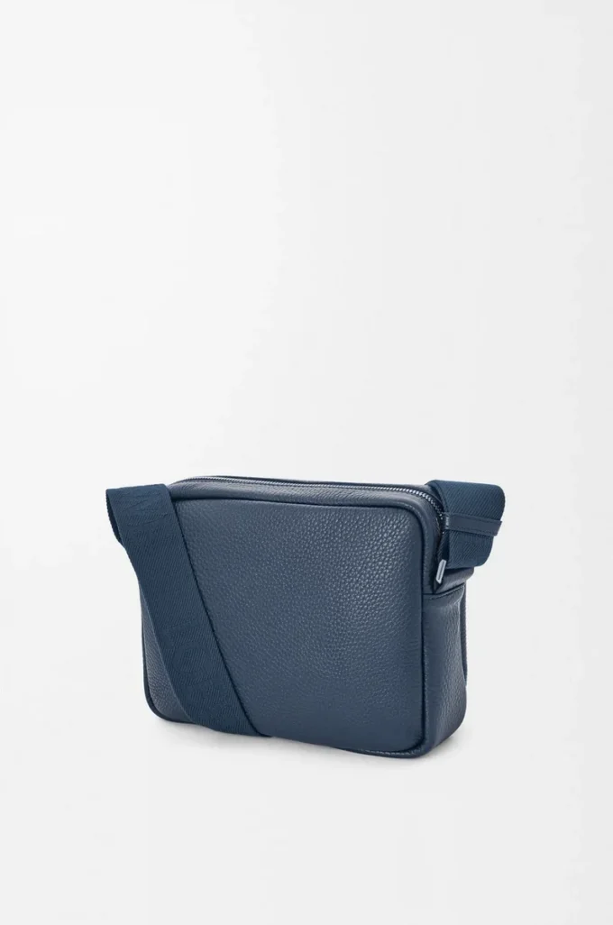 Mittlere Pebble Messenger Bag aus geschmeidigem genarbtem Kalbsleder Indigo Dye