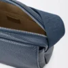 Mittlere Pebble Messenger Bag aus geschmeidigem genarbtem Kalbsleder Indigo Dye