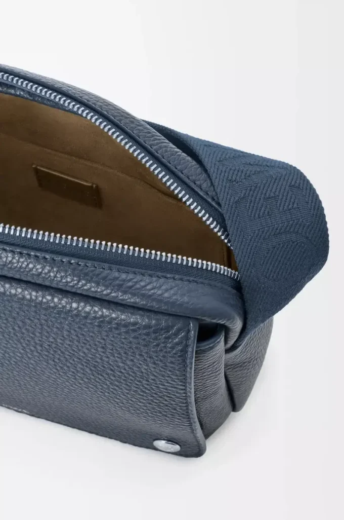 Mittlere Pebble Messenger Bag aus geschmeidigem genarbtem Kalbsleder Indigo Dye