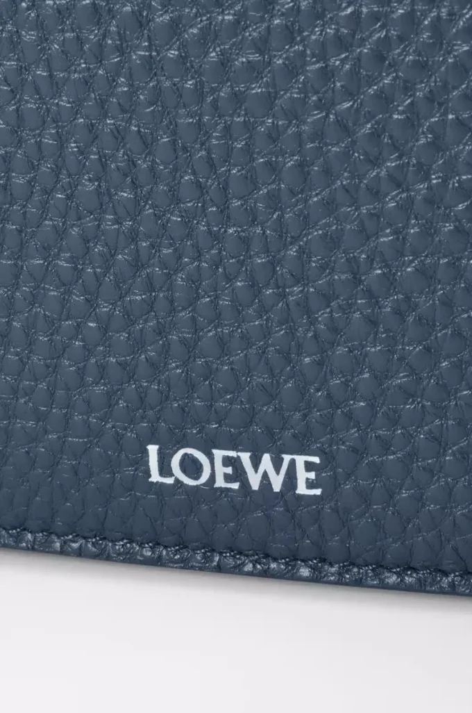 Mittlere Pebble Messenger Bag aus geschmeidigem genarbtem Kalbsleder Indigo Dye