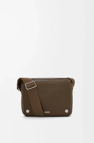 Mittlere Pebble Messenger Bag aus geschmeidigem genarbtem Kalbsleder Tundra