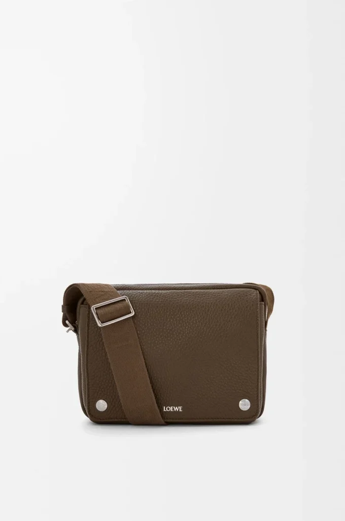 Mittlere Pebble Messenger Bag aus geschmeidigem genarbtem Kalbsleder Tundra