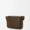 Mittlere Pebble Messenger Bag aus geschmeidigem genarbtem Kalbsleder Tundra