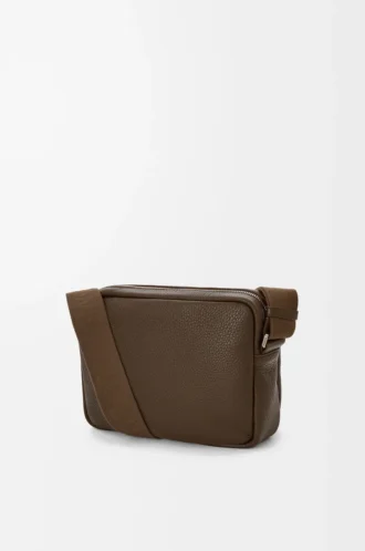Mittlere Pebble Messenger Bag aus geschmeidigem genarbtem Kalbsleder Tundra