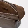 Mittlere Pebble Messenger Bag aus geschmeidigem genarbtem Kalbsleder Tundra