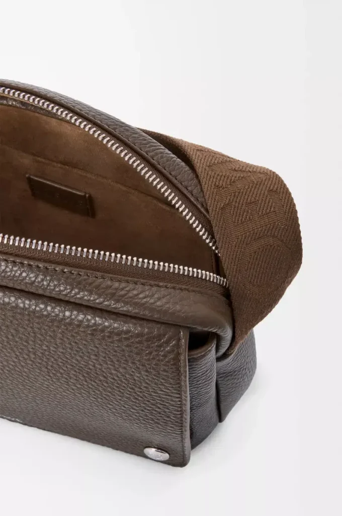 Mittlere Pebble Messenger Bag aus geschmeidigem genarbtem Kalbsleder Tundra