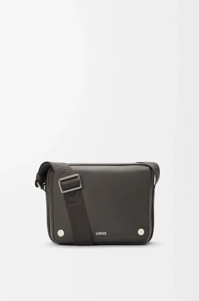 Mittlere Pebble Messenger Bag aus glattem Kalbsleder in Dunkelgrau