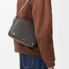 Mittlere Pebble Messenger Bag aus glattem Kalbsleder in Dunkelgrau