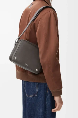 Mittlere Pebble Messenger Bag aus glattem Kalbsleder in Dunkelgrau
