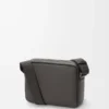 Mittlere Pebble Messenger Bag aus glattem Kalbsleder in Dunkelgrau