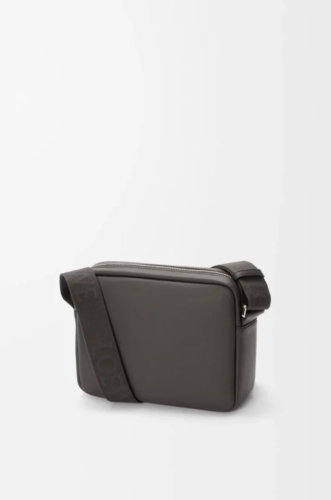 Mittlere Pebble Messenger Bag aus glattem Kalbsleder in Dunkelgrau