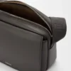 Mittlere Pebble Messenger Bag aus glattem Kalbsleder in Dunkelgrau