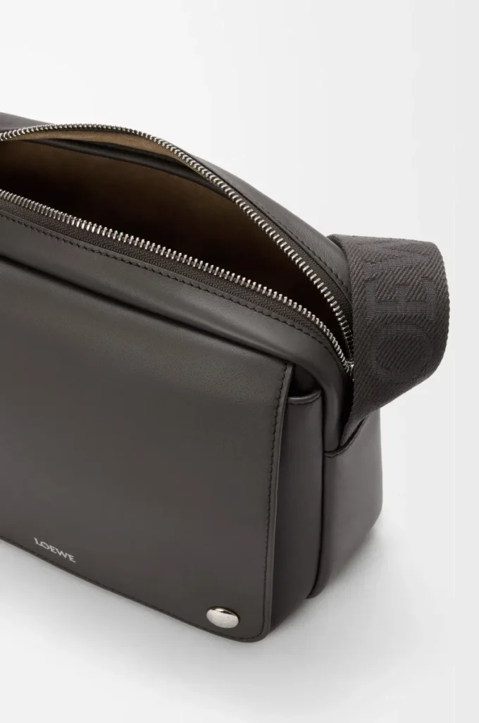 Mittlere Pebble Messenger Bag aus glattem Kalbsleder in Dunkelgrau