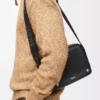 Mittlere Pebble Messenger Bag aus glattem Kalbsleder Schwarz