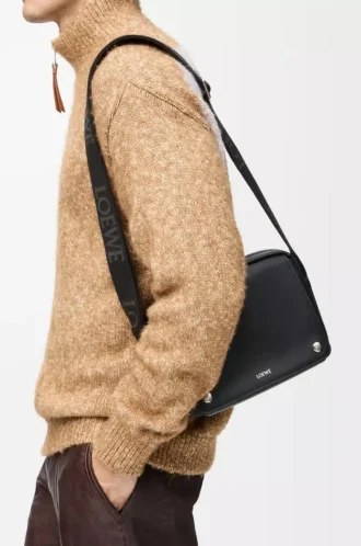 Mittlere Pebble Messenger Bag aus glattem Kalbsleder Schwarz