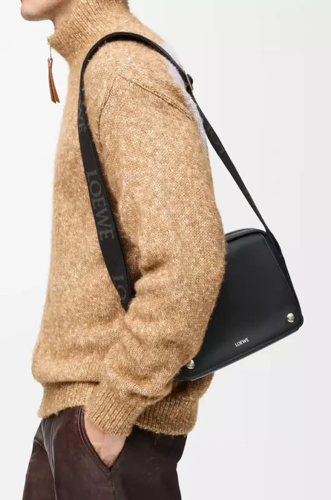 Mittlere Pebble Messenger Bag aus glattem Kalbsleder Schwarz