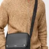 Mittlere Pebble Messenger Bag aus glattem Kalbsleder Schwarz