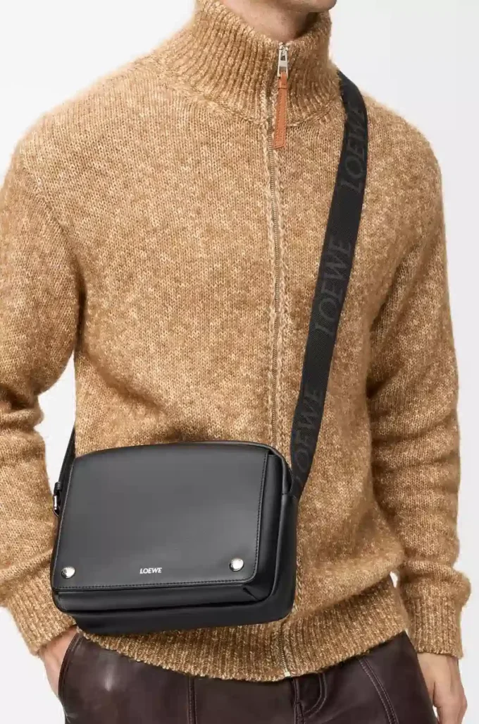 Mittlere Pebble Messenger Bag aus glattem Kalbsleder Schwarz