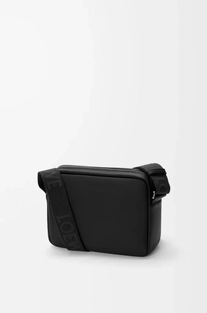 Mittlere Pebble Messenger Bag aus glattem Kalbsleder Schwarz