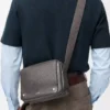 Mittlere Pebble-Messengertasche aus geschmeidigem genarbtem Kalbsleder in Dunkelgrau