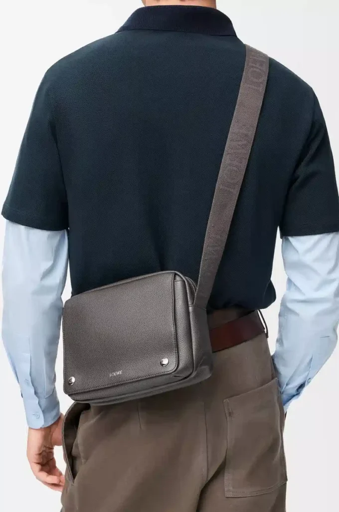 Mittlere Pebble-Messengertasche aus geschmeidigem genarbtem Kalbsleder in Dunkelgrau
