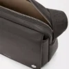 Mittlere Pebble-Messengertasche aus geschmeidigem genarbtem Kalbsleder in Dunkelgrau