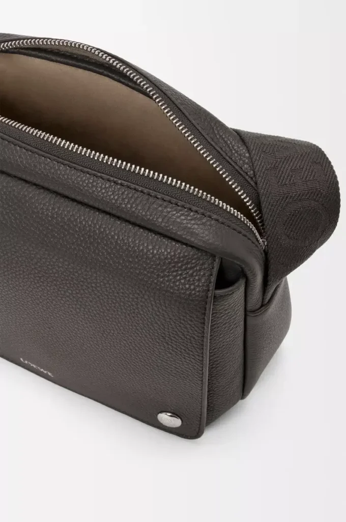Mittlere Pebble-Messengertasche aus geschmeidigem genarbtem Kalbsleder in Dunkelgrau