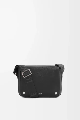Mittlere Pebble-Messengertasche aus geschmeidigem genarbtem Kalbsleder in Schwarz