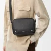 Mittlere Pebble-Messengertasche aus geschmeidigem genarbtem Kalbsleder in Schwarz