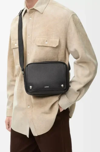 Mittlere Pebble-Messengertasche aus geschmeidigem genarbtem Kalbsleder in Schwarz