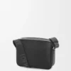 Mittlere Pebble-Messengertasche aus geschmeidigem genarbtem Kalbsleder in Schwarz
