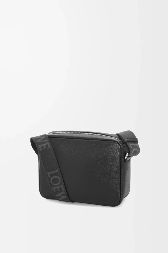 Mittlere Pebble-Messengertasche aus geschmeidigem genarbtem Kalbsleder in Schwarz