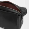 Mittlere Pebble-Messengertasche aus geschmeidigem genarbtem Kalbsleder in Schwarz